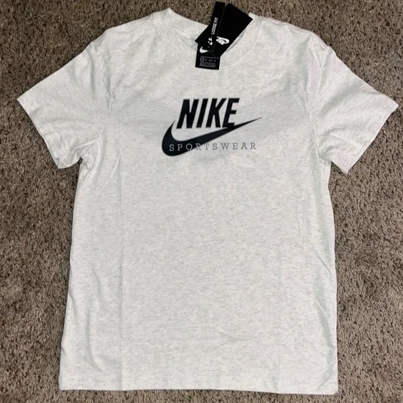 NWT Nike tee - Picture 1 of 4